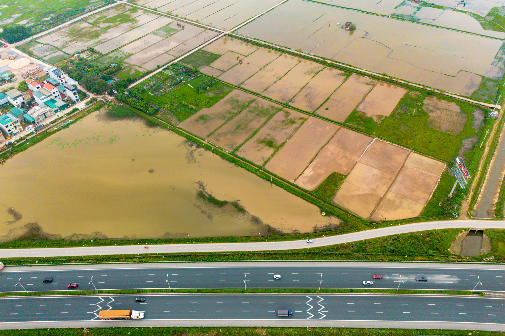 Toàn cảnh tuyến đường tốc độ cao đầu tiên của Việt Nam sắp được đầu tư 22.000 tỷ, kết nối Hà Nội với đại đô thị lớn nhất của Vinhomes - Ảnh 8