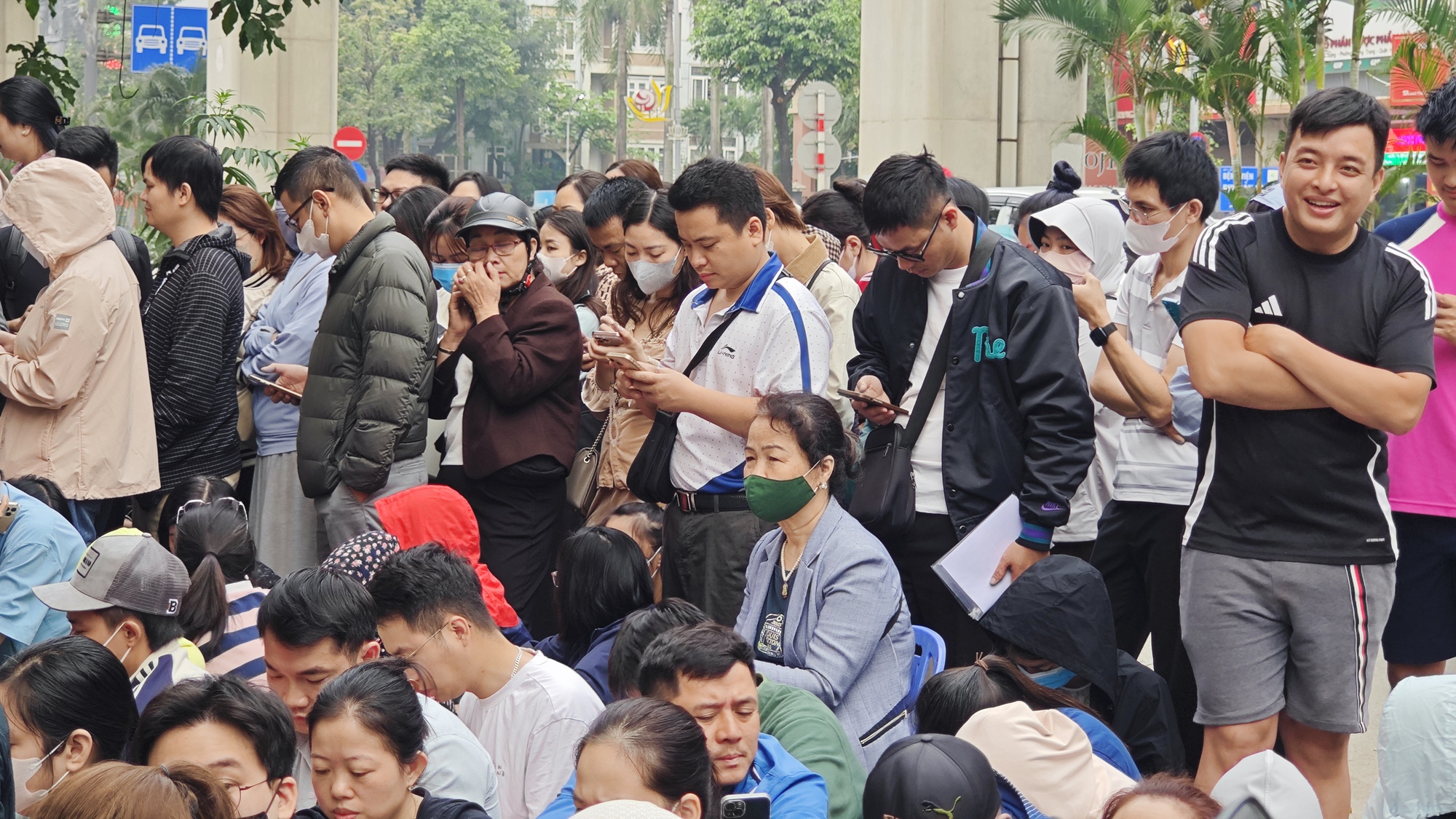 Cửa hàng vàng Bảo Tín Mạnh Hải ken đặc người xếp hàng từ 4 - 5h sáng sau loạt tin nhắn bất ngờ - Ảnh 3