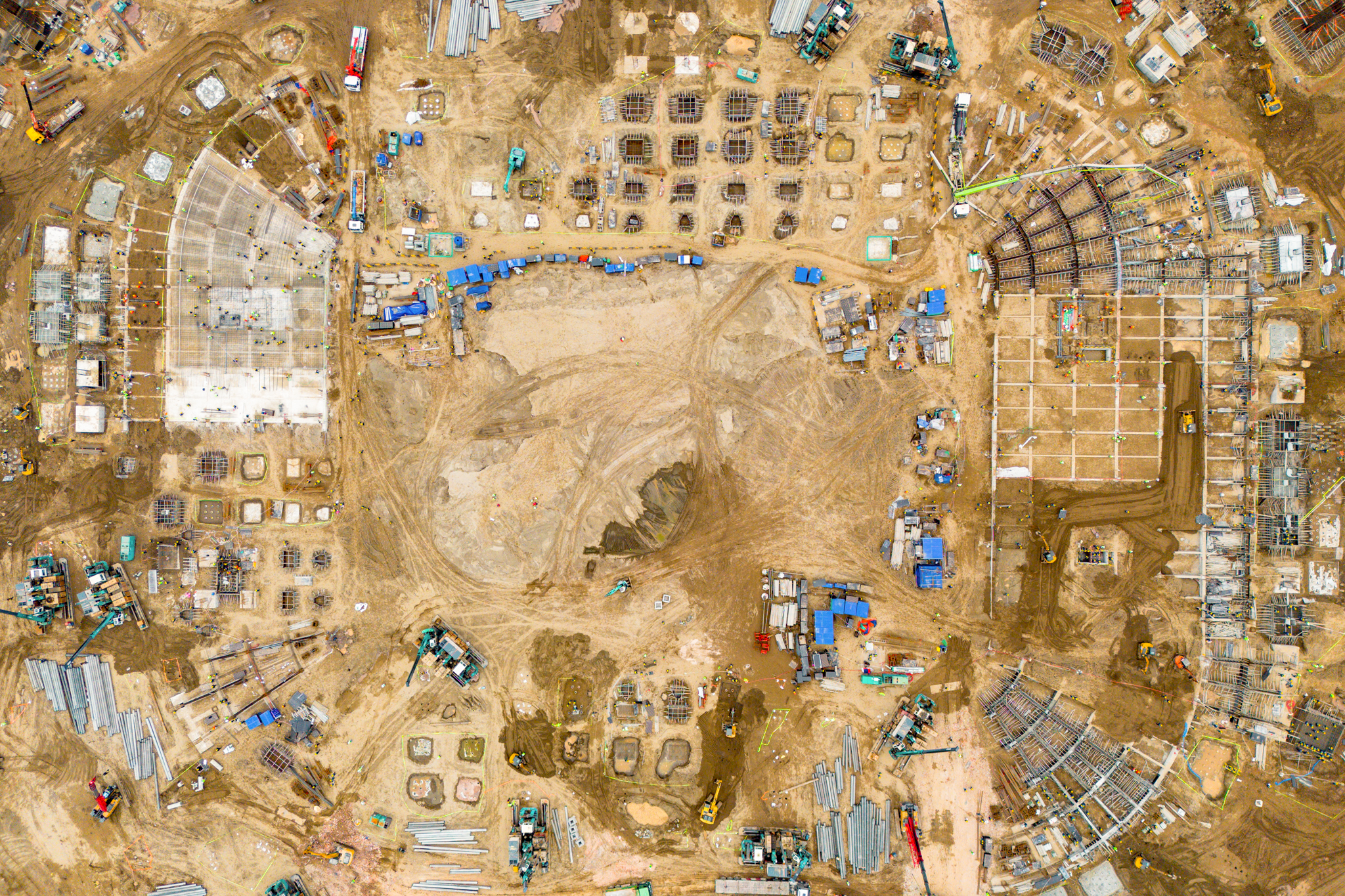 Đại công trường xây sân vận động lớn nhất thế giới: Ô tô nối đuôi nhau như đàn kiến, cần cẩu phủ kín đường mặt đất - Ảnh 8