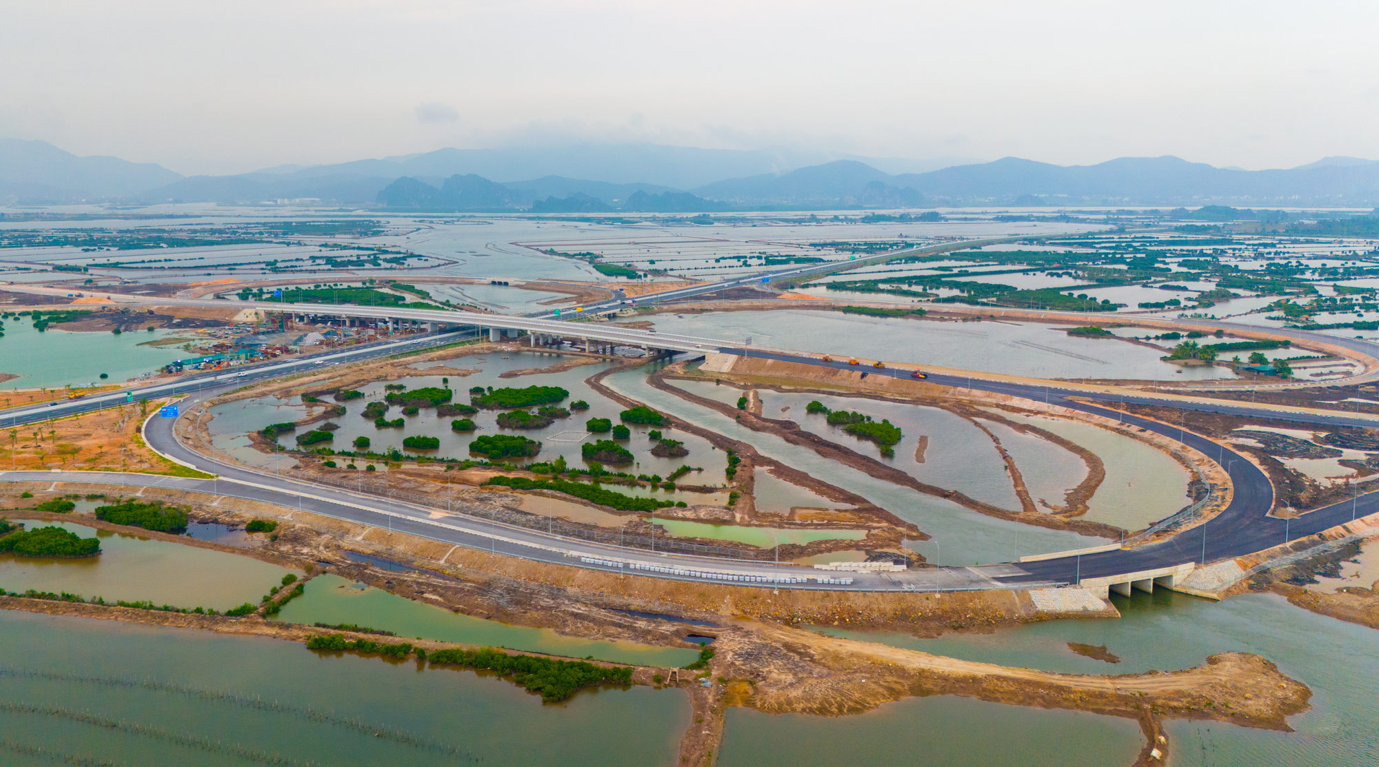 Quảng Ninh chỉ đạo “nóng” với loạt dự án, trong đó có 2 siêu dự án 23,6 tỷ USD của tỷ phú Phạm Nhật Vượng - Ảnh 1