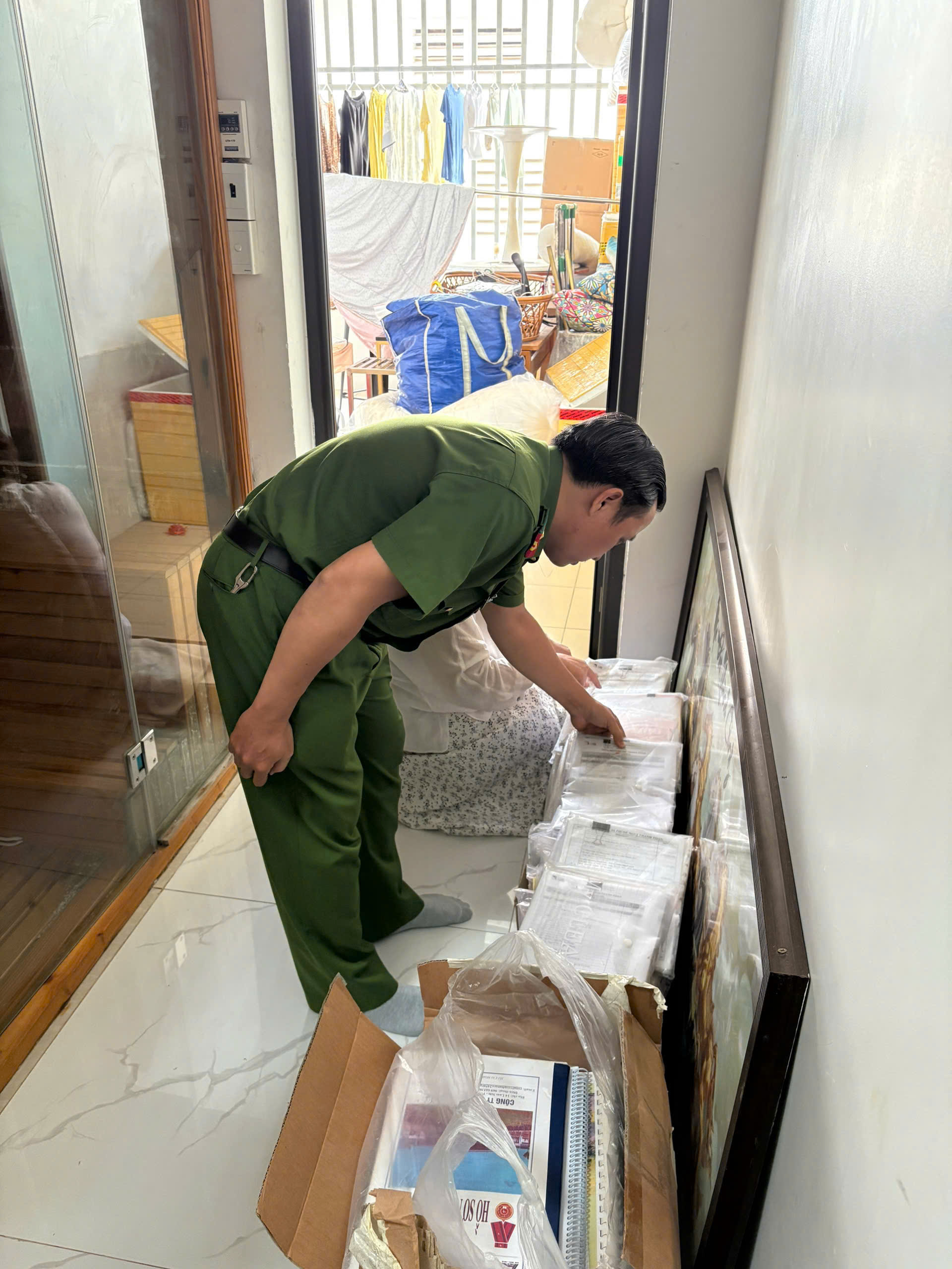 CLIP: Công an TPHCM khám xét nhà doanh nhân Nguyễn Ngọc Tiền - Ảnh 4