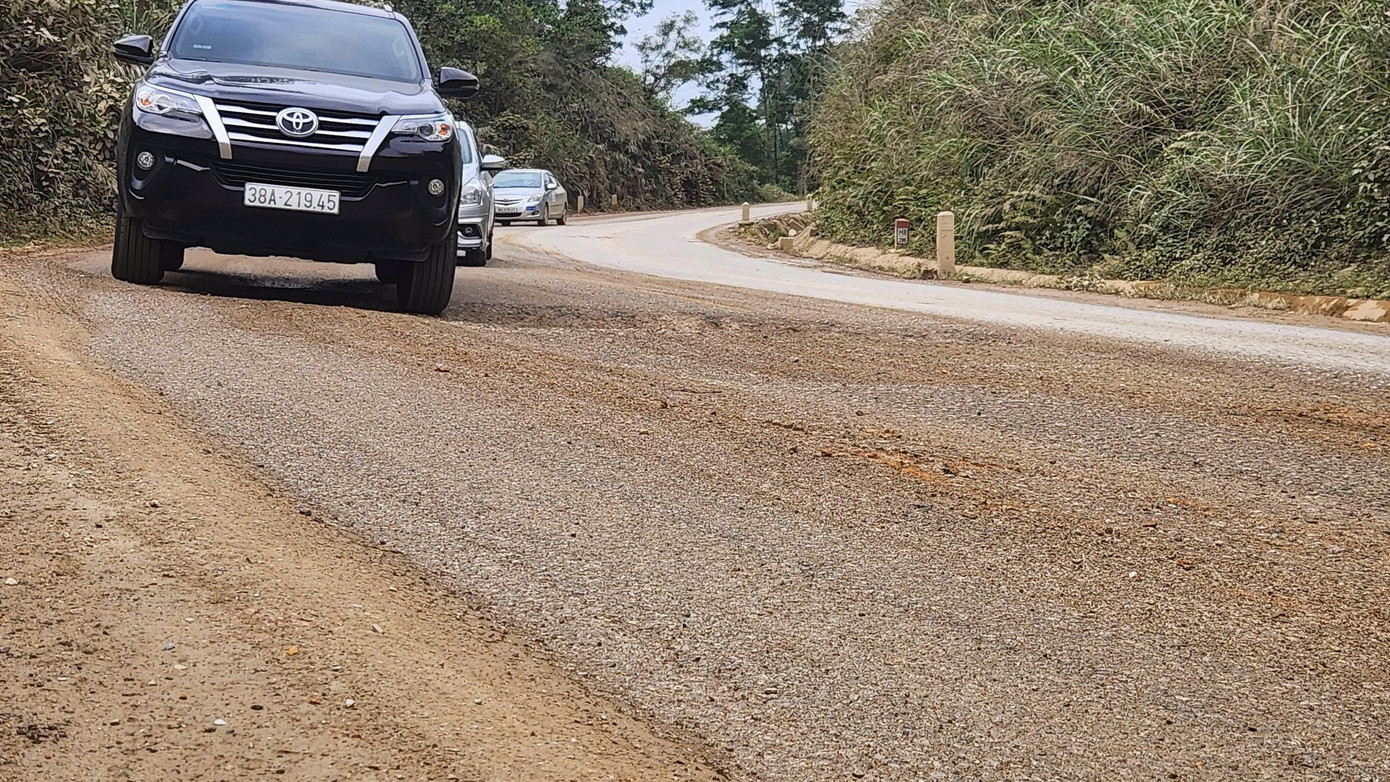 Quốc lộ 15 xuống cấp, chi chít ổ gà, ổ voi - Ảnh 8