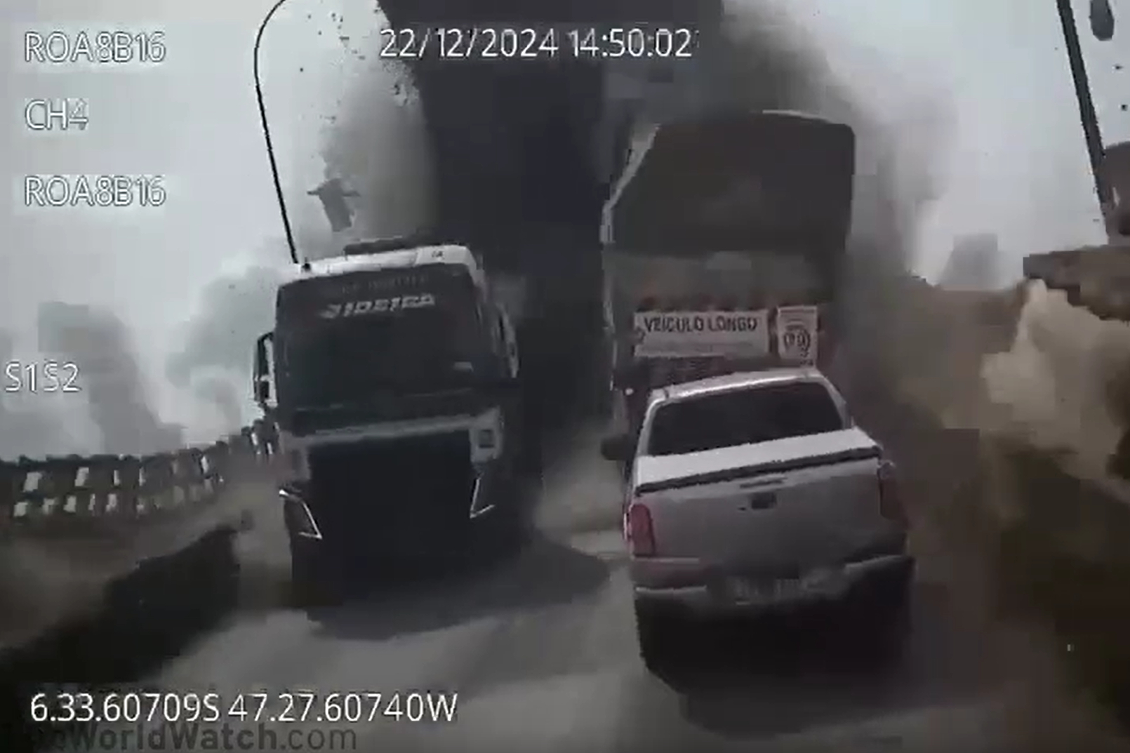 Công bố video vụ sập cầu kinh hoàng khiến 14 người tử vong, 3 người mất tích, hàng loạt phương tiện rơi xuống sông - Ảnh 1