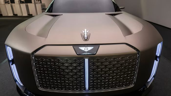 Lợi nhuận bốc hơi 42%, chỉ bán được hơn 10.000 xe, Bentley phải sa thải 6% lao động và tái cấu trúc lộ trình điện hóa - Ảnh 2