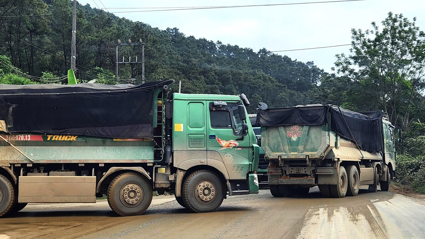 Quốc lộ 15 xuống cấp, chi chít ổ gà, ổ voi - Ảnh 7