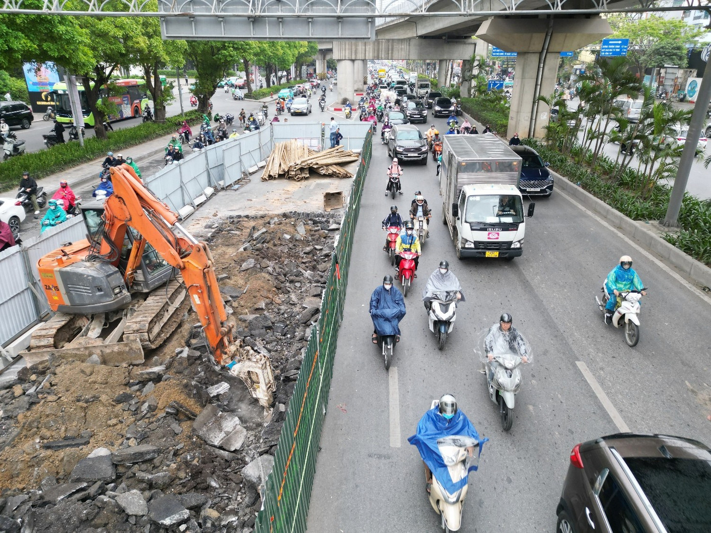 Đường Nguyễn Trãi dựng rào chắn gây ùn tắc - Ảnh 9