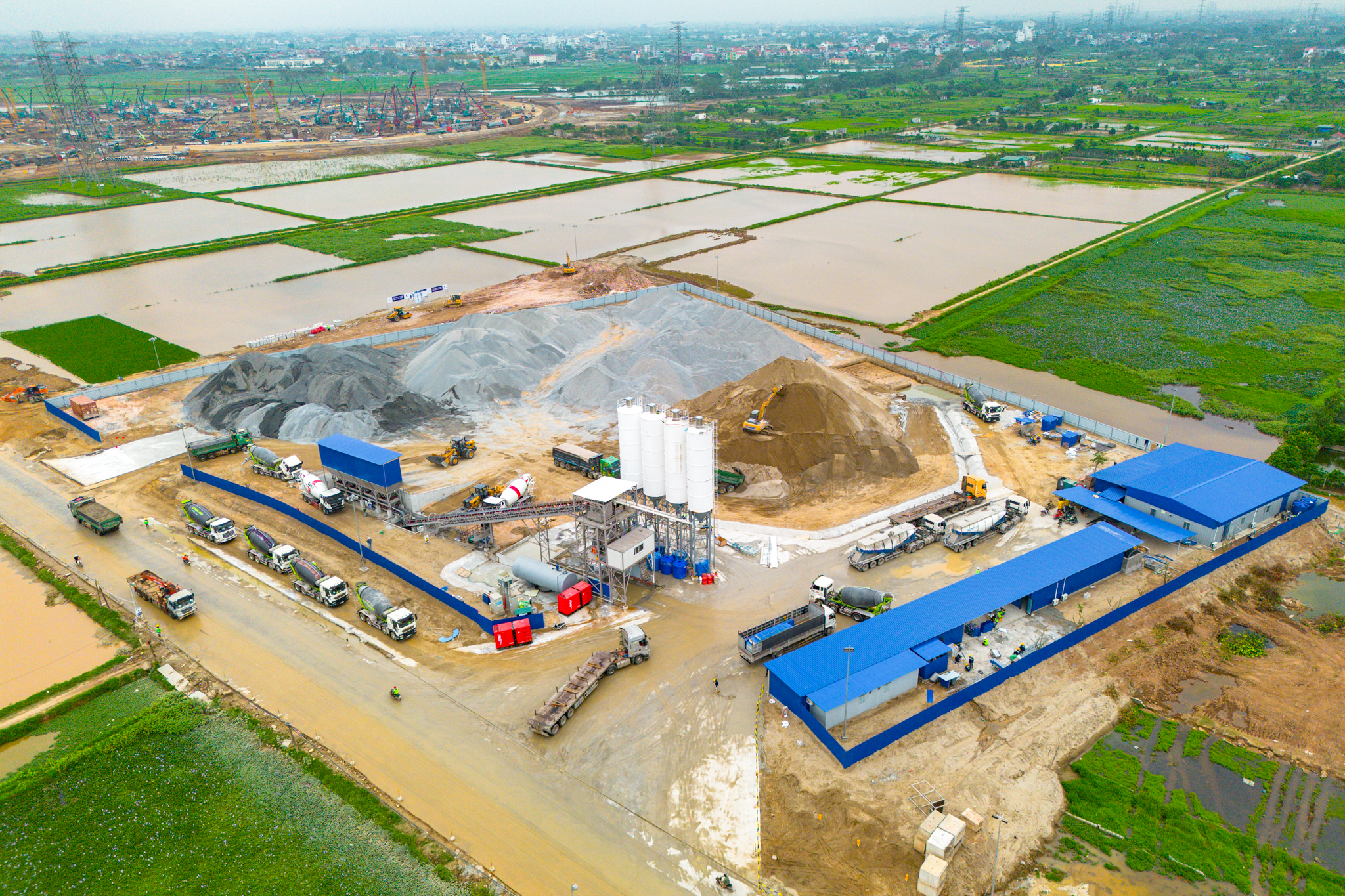 Đại công trường xây sân vận động lớn nhất thế giới: Ô tô nối đuôi nhau như đàn kiến, cần cẩu phủ kín đường mặt đất - Ảnh 9