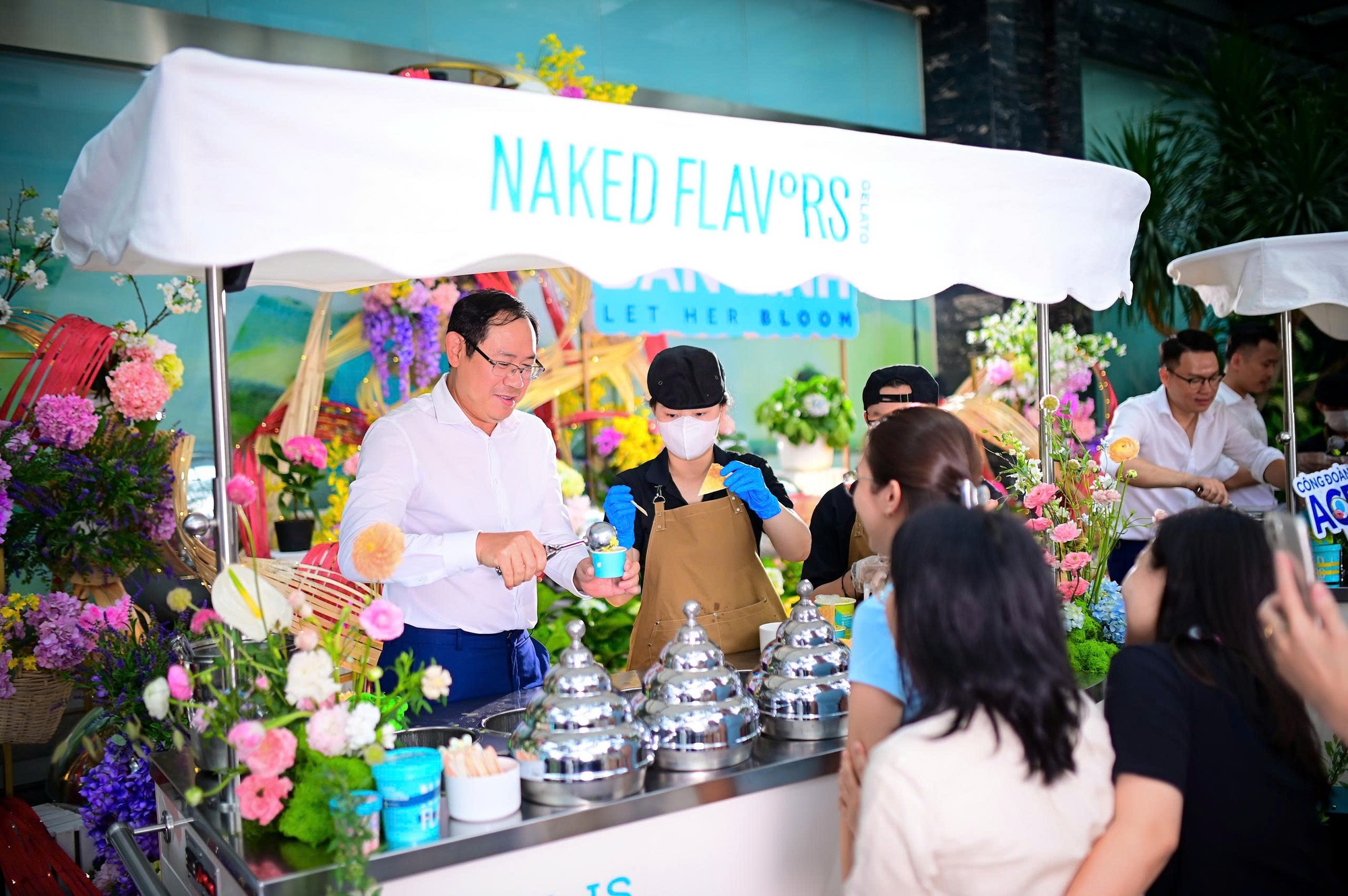 Khoảnh khắc ấm áp: 8 "soái ca" quyền lực của ACB lần đầu tiên cùng xuất hiện phát kem trong 3 giờ đồng hồ tặng nhân viên nữ nhân dịp 8/3 - Ảnh 2