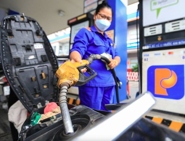 Doanh nghiệp xăng dầu có thể tự quyết giá bán lẻ - Ảnh 1