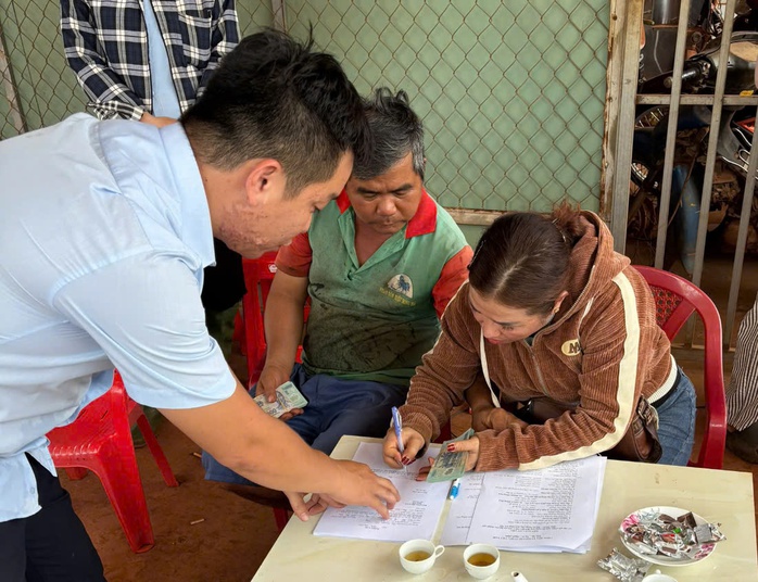 Vụ nhiều nhà dân nằm “cheo leo” bên vực: Hỗ trợ mỗi hộ 6 triệu đồng/tháng trong thời gian 6 tháng - Ảnh 1