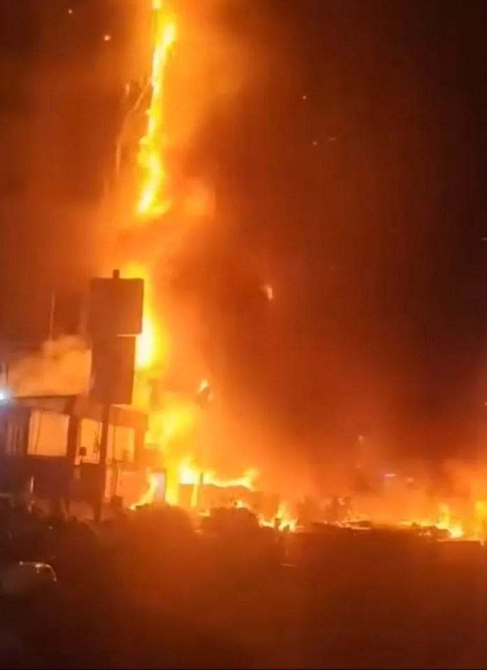 Lửa nuốt trọn chung cư cao tầng tại Trung Quốc, cảnh tượng kinh hoàng khiến nhiều người hoảng loạn - Ảnh 2