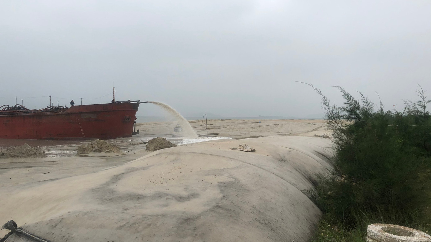 'Ông trùm cát' bị bắt và đế chế cát trắng ở Vân Đồn - Ảnh 2