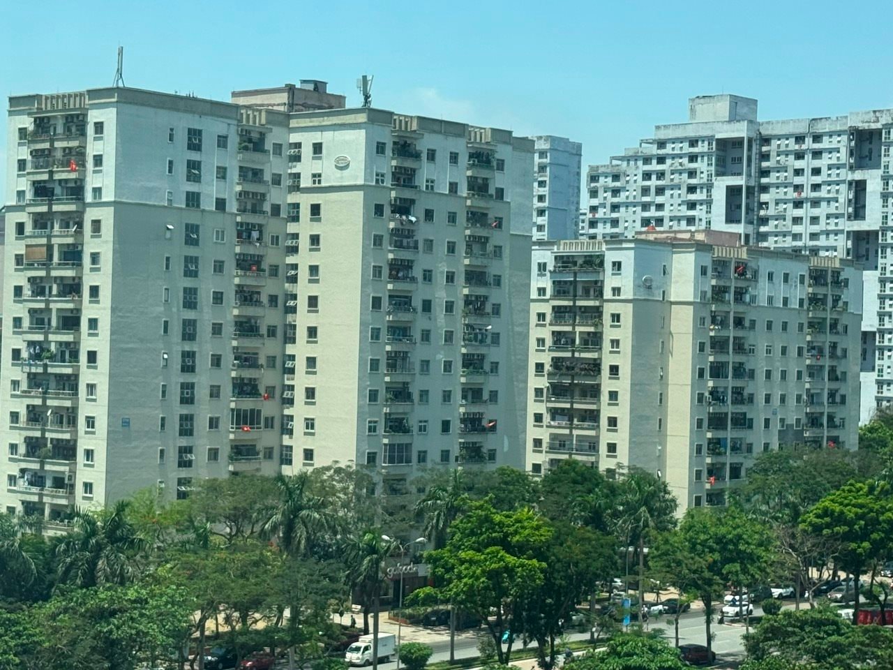 Giá nhà vượt xa thu nhập: Người dân có thể mất 30 năm để mua một căn hộ - Ảnh 1