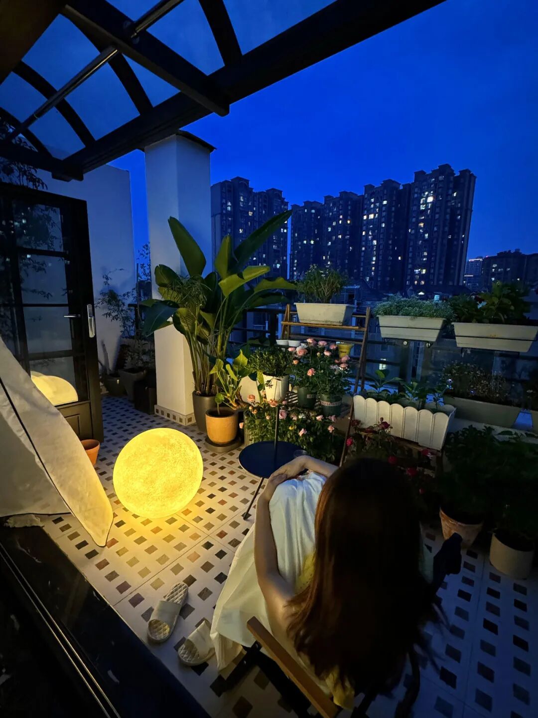 Có nên mua căn hộ có sân thượng? Người từng sống ở đây nói thẳng: Lãng mạn thì ít, đánh đổi thì nhiều - Ảnh 2