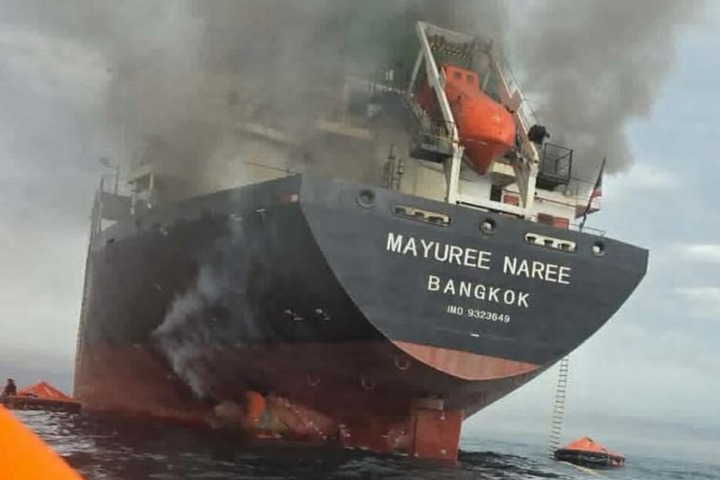 Tàu hàng Thái Lan bốc cháy ở eo biển Hormuz, thủy thủ sơ tán - Ảnh 1