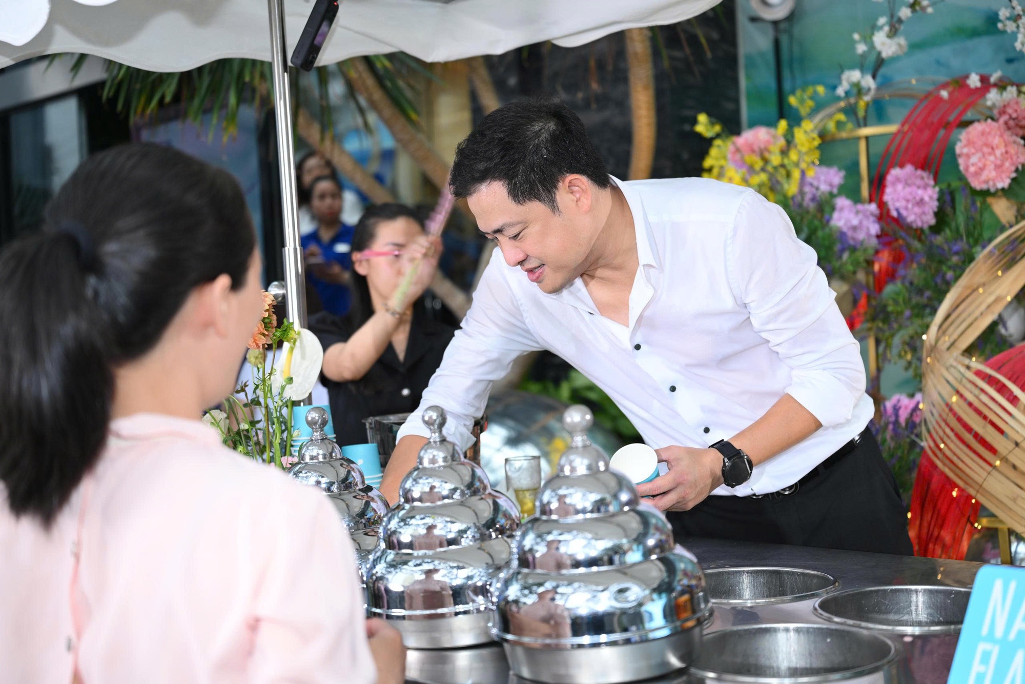 Khoảnh khắc ấm áp: 8 "soái ca" quyền lực của ACB lần đầu tiên cùng xuất hiện phát kem trong 3 giờ đồng hồ tặng nhân viên nữ nhân dịp 8/3 - Ảnh 8