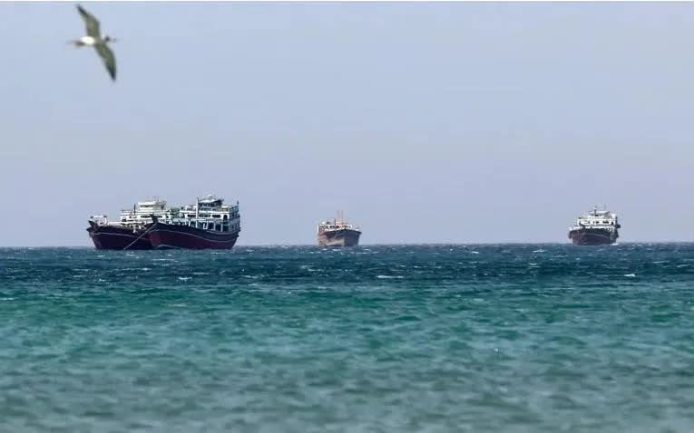 Hơn 10% đội tàu container toàn cầu bị kẹt ở eo biển Hormuz - Ảnh 1