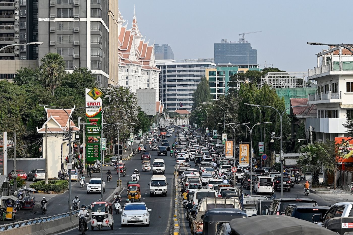 Thiếu hụt nhiên liệu trầm trọng, người dân Campuchia chứng kiến “cú sốc” đầu tiên - Ảnh 1