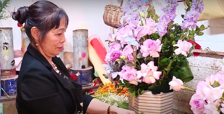 Thị trường hoa 8/3: Giá tăng, khách chọn bó hoa vừa túi tiền - Ảnh 2