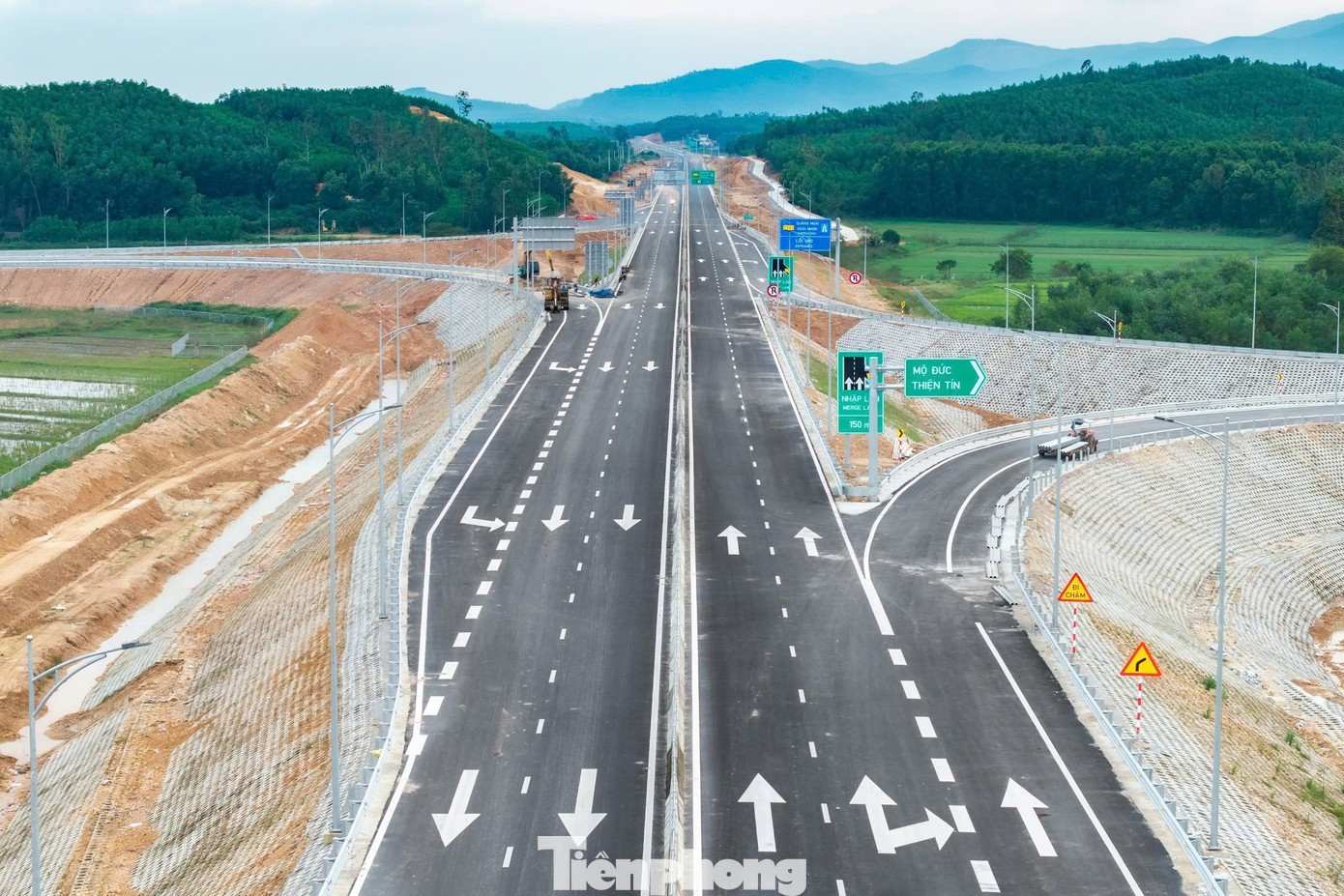 Thủ tướng thị sát dự án cao tốc Quảng Ngãi - Hoài Nhơn hơn 20.000 tỷ - Ảnh 3