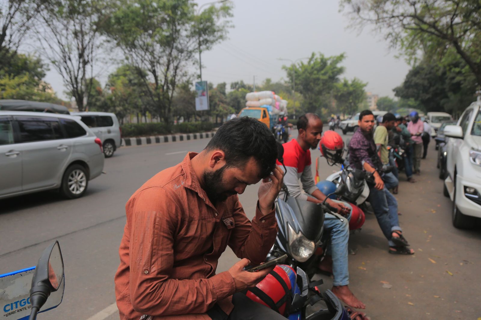 Không phải tắc đường, đây là dòng người vô tận chờ đổ xăng tại 1 quốc gia châu Á: Vấn đề không phải giá bao nhiêu nữa - Ảnh 3