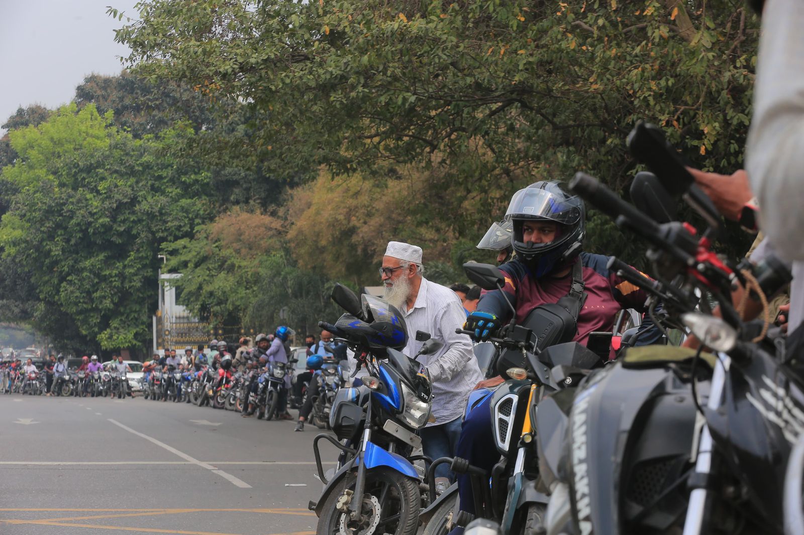 Không phải tắc đường, đây là dòng người vô tận chờ đổ xăng tại 1 quốc gia châu Á: Vấn đề không phải giá bao nhiêu nữa - Ảnh 2