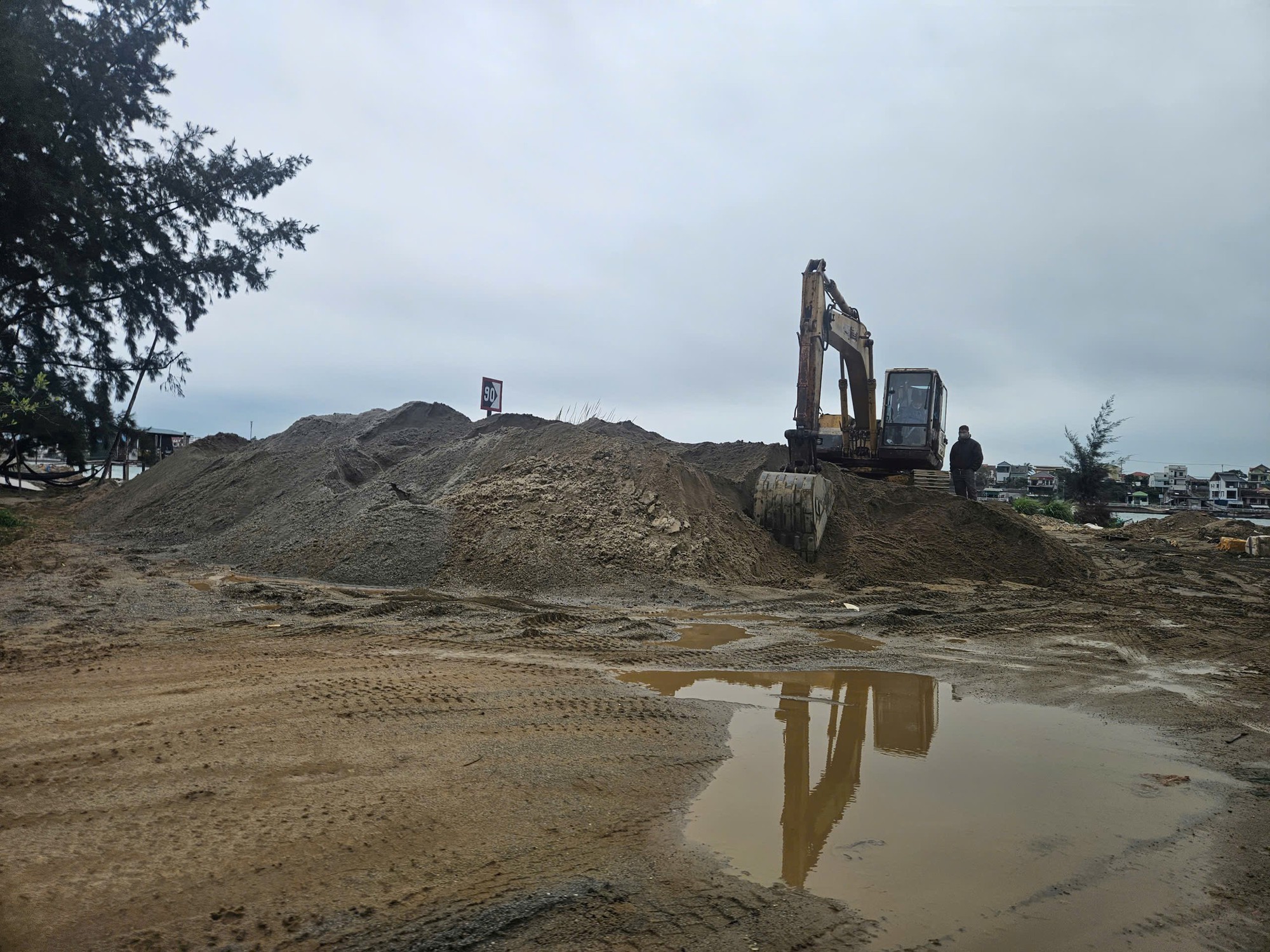 Nhiều bãi tập kết vật liệu trêu ngươi dư luận - Ảnh 1