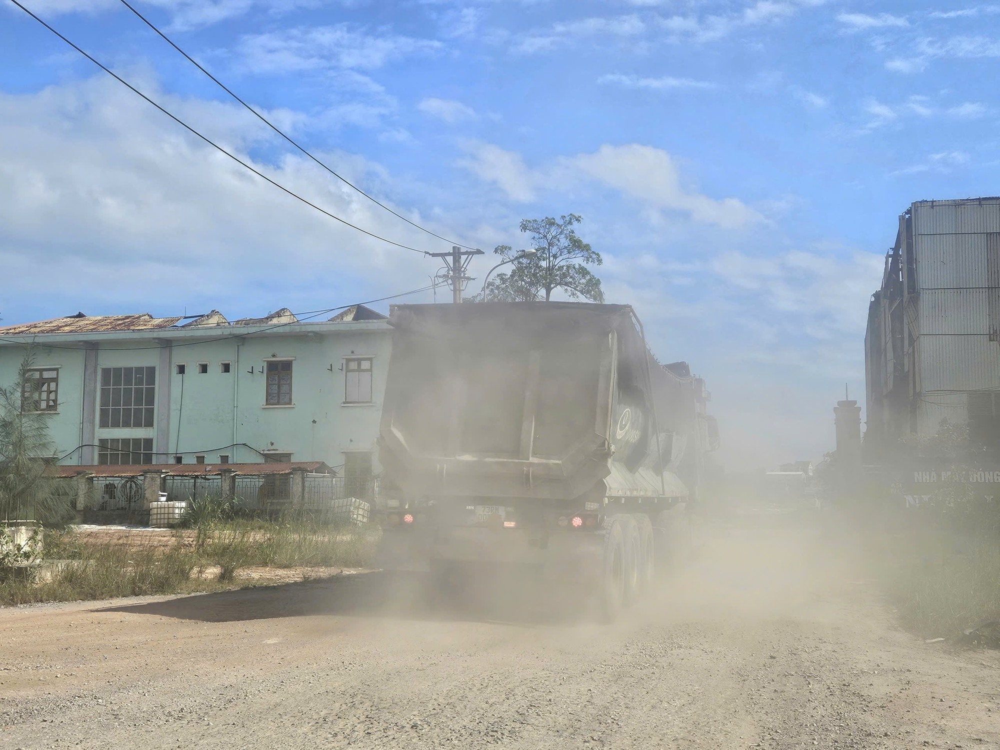 Nhiều bãi tập kết vật liệu trêu ngươi dư luận - Ảnh 2