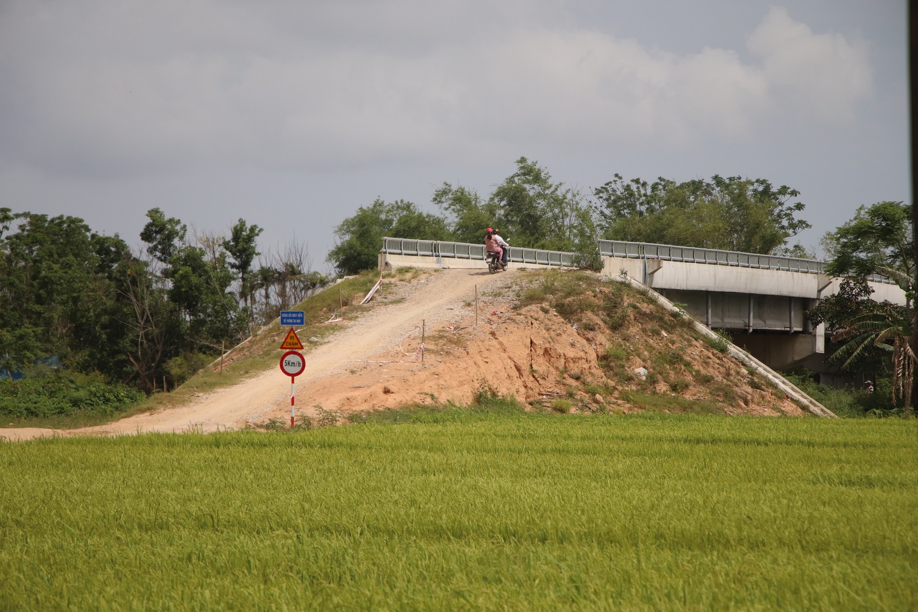 Đà Nẵng nói rõ tiến độ loạt cây cầu xây xong thiếu đường dẫn - Ảnh 2