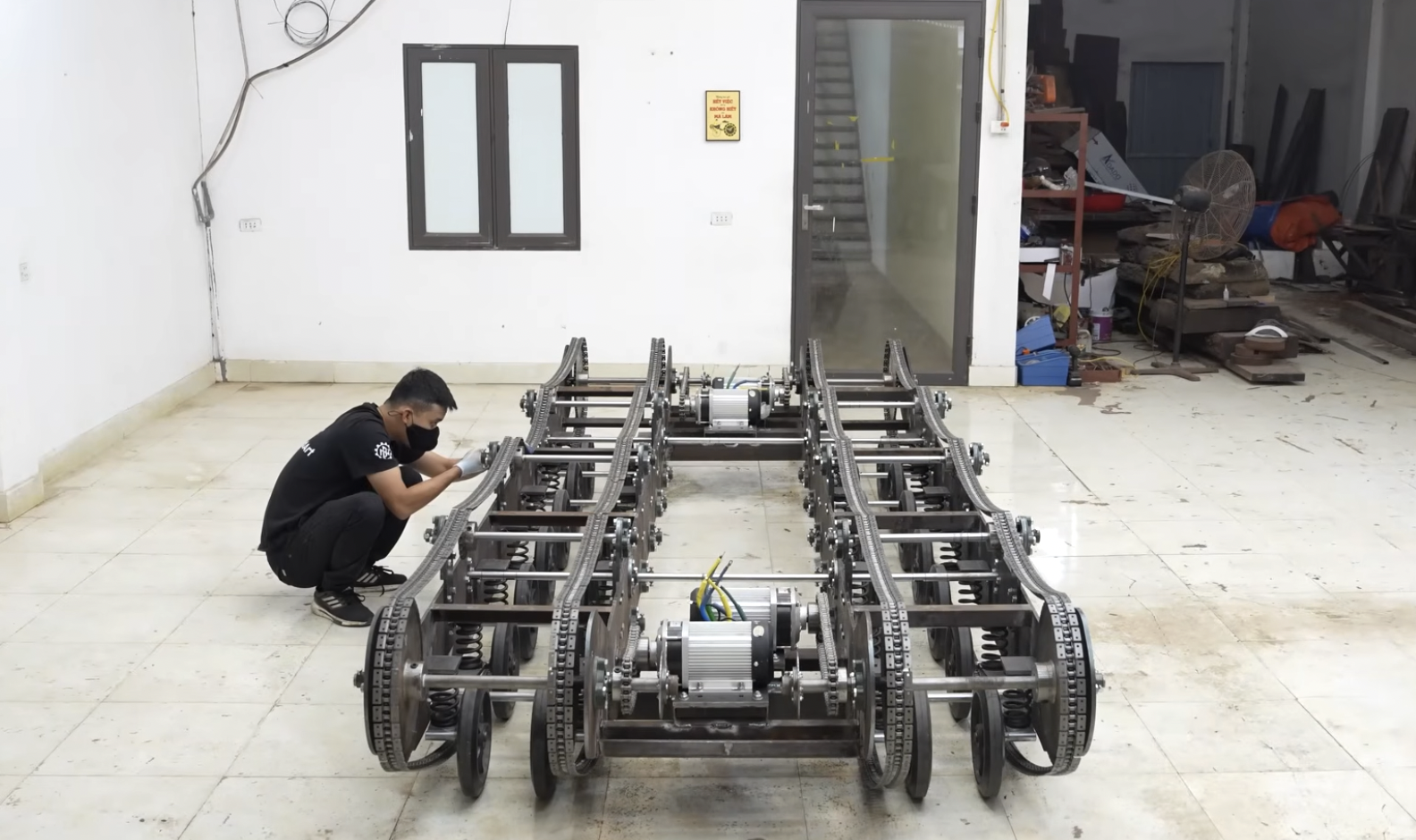 Bố người ta trong truyền thuyết: Tự chế mô hình xe tăng gỗ cực ‘khủng’ cho con trai, vận hành như thật khiến cộng đồng mạng ngả mũ - Ảnh 2