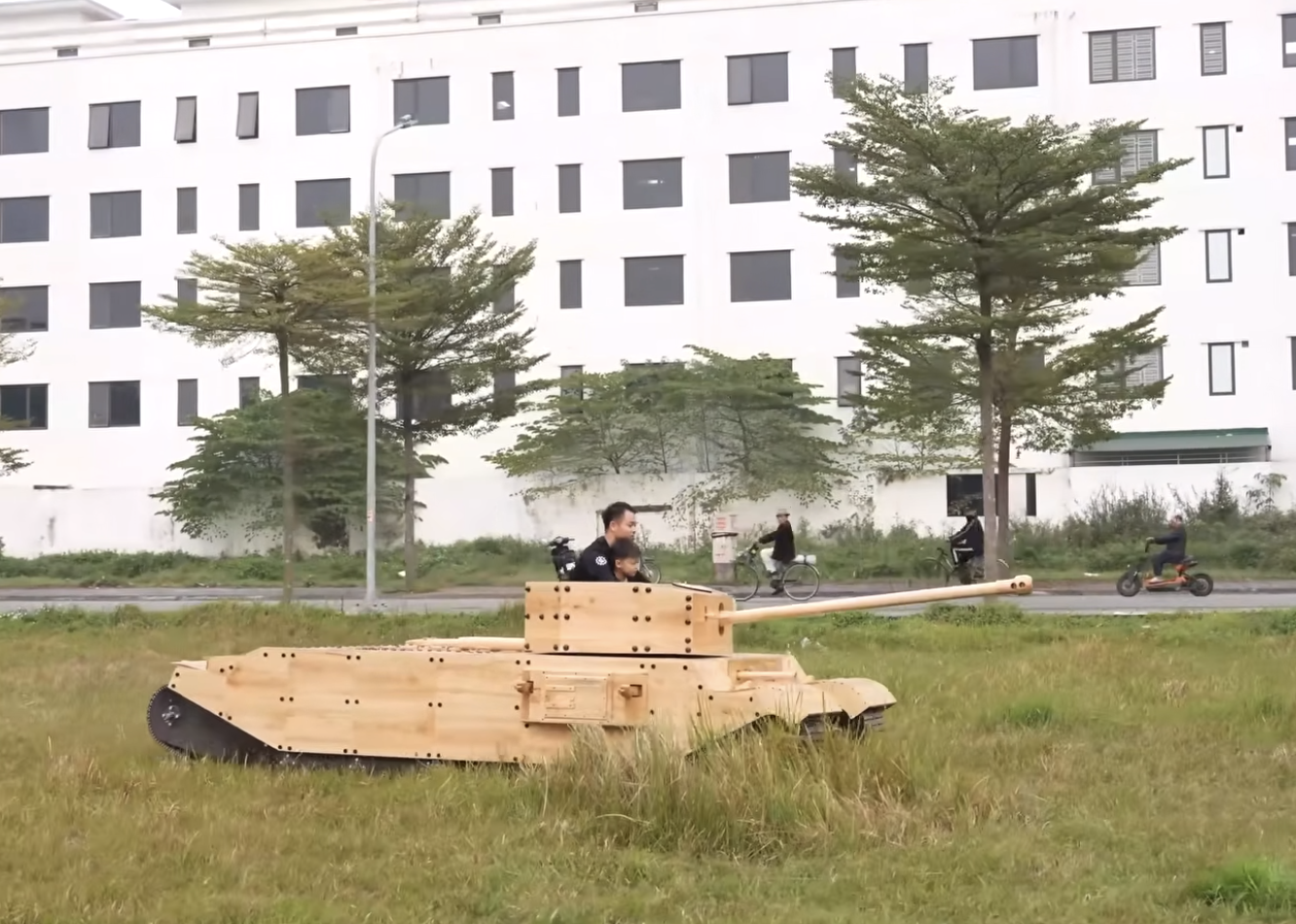Bố người ta trong truyền thuyết: Tự chế mô hình xe tăng gỗ cực ‘khủng’ cho con trai, vận hành như thật khiến cộng đồng mạng ngả mũ - Ảnh 7