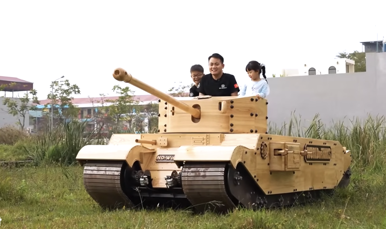 Bố người ta trong truyền thuyết: Tự chế mô hình xe tăng gỗ cực ‘khủng’ cho con trai, vận hành như thật khiến cộng đồng mạng ngả mũ - Ảnh 1