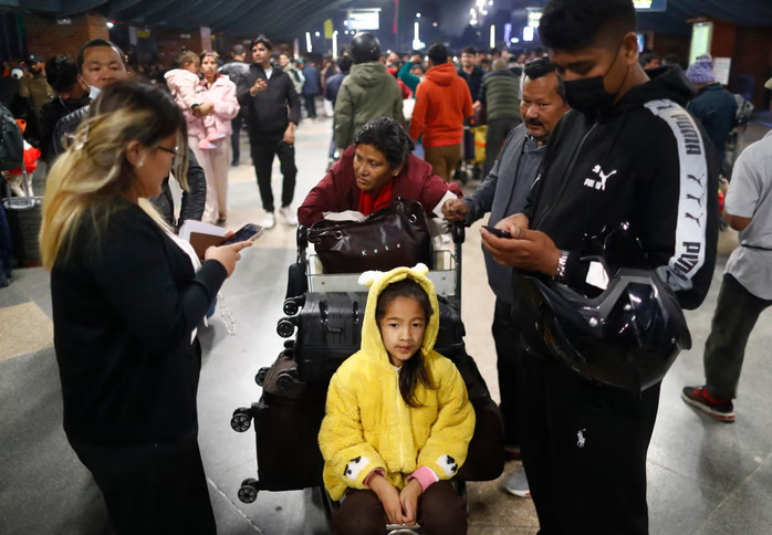 Hàng trăm ngàn hành khách mắc kẹt, hơn 1.000 chuyến bay bị hủy ở Trung Đông - Ảnh 1