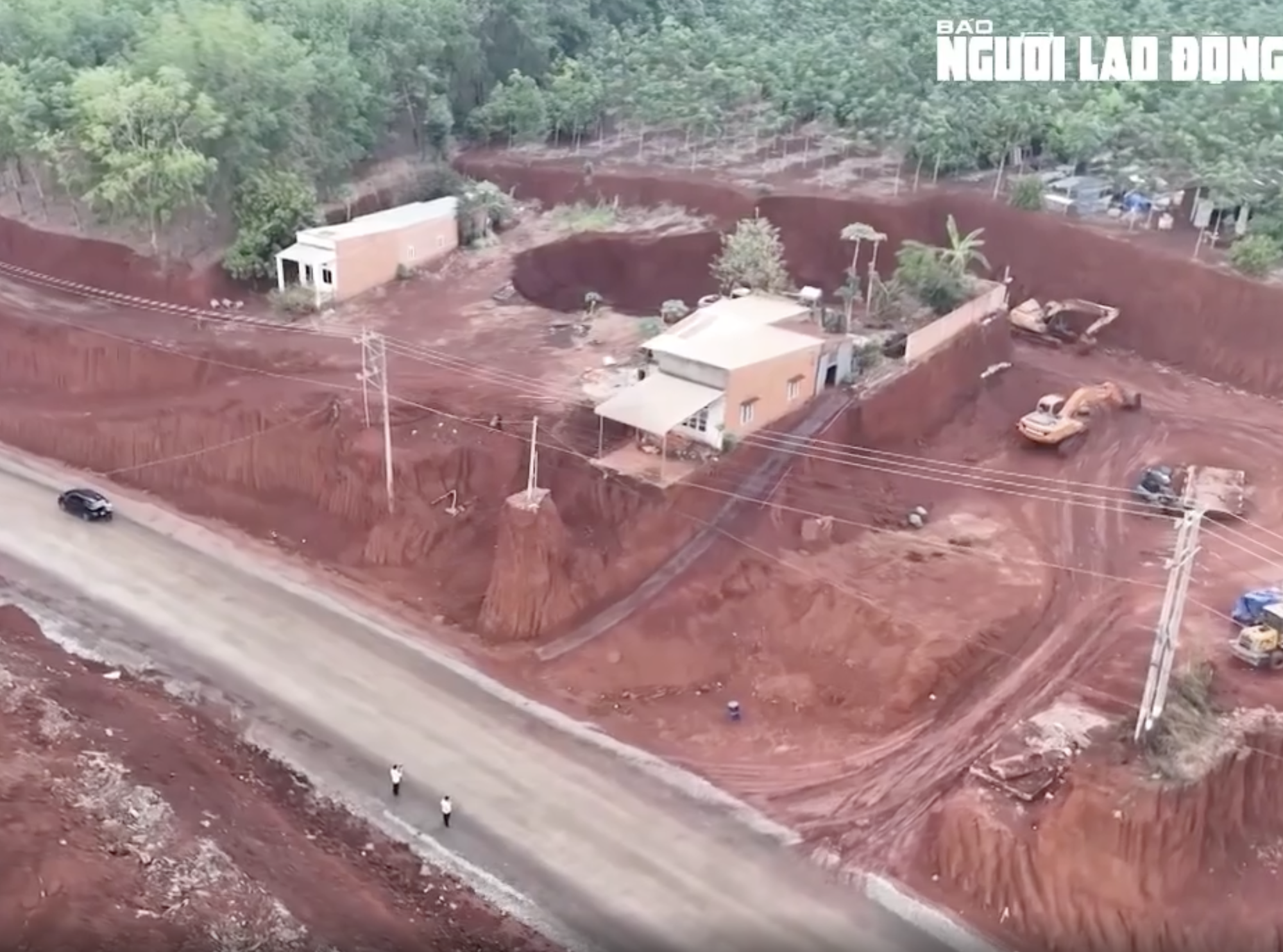 Vụ nhà dân cheo leo bên mép vực: Công an Đồng Nai vào cuộc điều tra - Ảnh 1