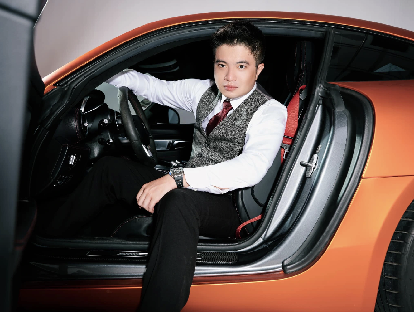 Khi con bị điều tra, bố mẹ của Mr Pips liền rút tiền mua vàng, USD cho vào vali mang đi gửi - Ảnh 1