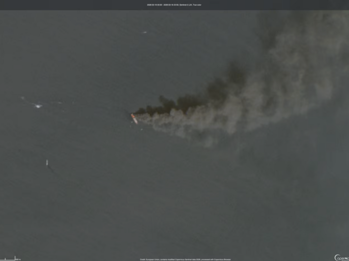 Tàu chở hàng bốc cháy ở eo biển Hormuz, khói đen trùm khu vực lớn - Ảnh 1