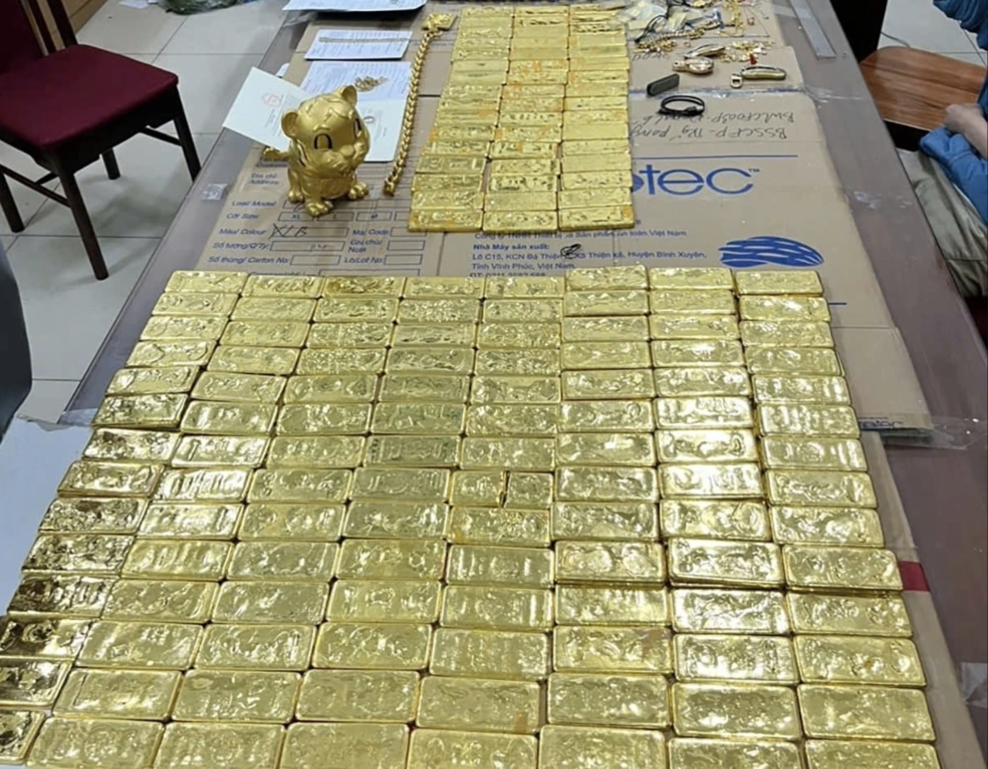 Choáng với số siêu xe, vàng, USD, thu giữ trong đường dây của Mr Pips - Ảnh 2