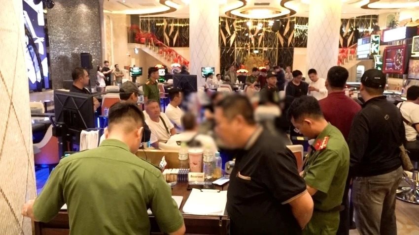 Đột kích tầng hầm khách sạn Sheraton Nha Trang: Bắt quả tang sòng Poker toàn người nước ngoài - Ảnh 1