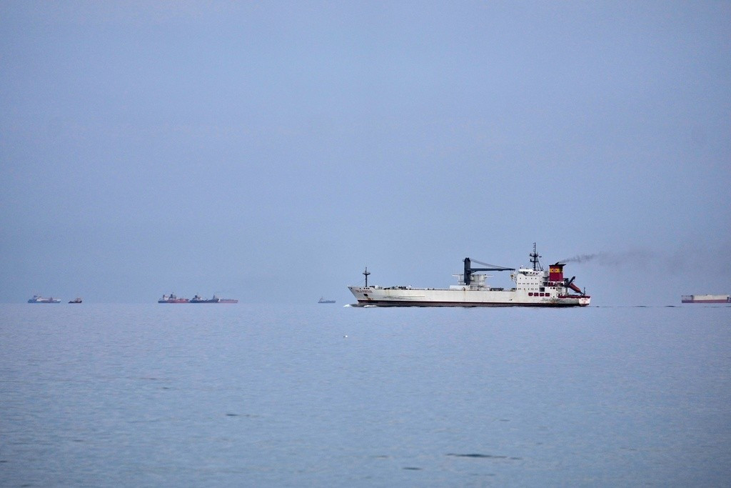 Iran cân nhắc cho phép tàu đi qua eo biển Hormuz nếu dùng nhân dân tệ - Ảnh 1