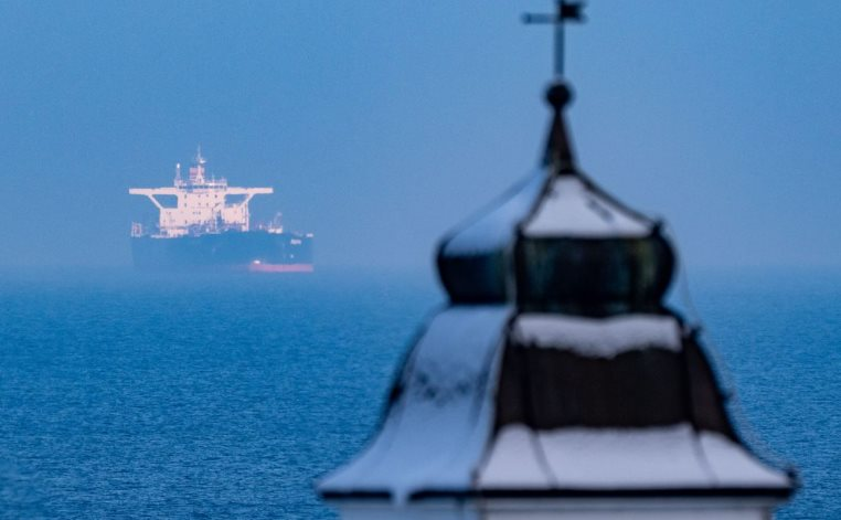 Giá dầu tăng cao, ông Putin ra thông báo: Nga sẵn sàng cung cấp dầu mỏ và khí đốt cho châu Âu với một điều kiện - Ảnh 1