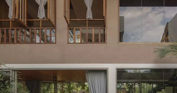 Nhà 2 tầng bằng gỗ và kính tổ chức không gian quanh hồ nước