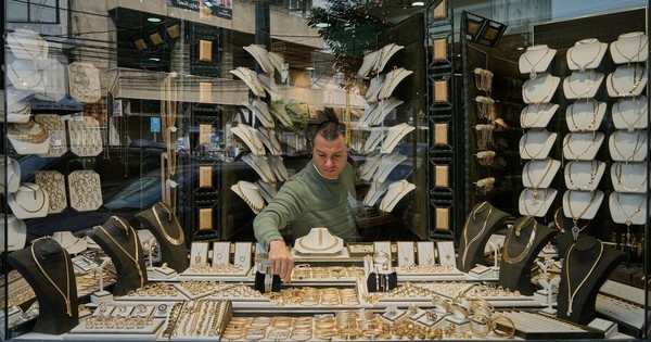 Nửa dân số nghèo đi vì tiền tiết kiệm ngân hàng ‘bốc hơi’, quốc gia có lượng vàng dự trữ nhiều thứ 2 Trung Đông tính bán một phần để vực dậy kinh tế