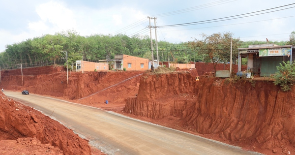 Cận cảnh nhiều nhà dân ở Đồng Nai nằm cheo leo bên mép vực do hạ cốt nền thi công đường