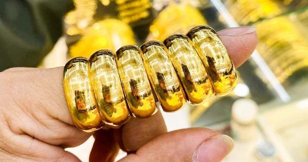 Giá vàng 'bốc hơi' 200 USD chỉ sau một đêm, vàng nhẫn giảm 4 triệu đồng/lượng