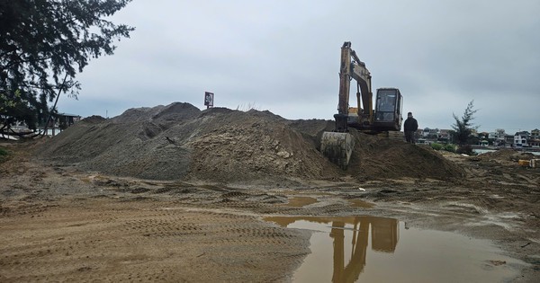 Nhiều bãi tập kết vật liệu trêu ngươi dư luận