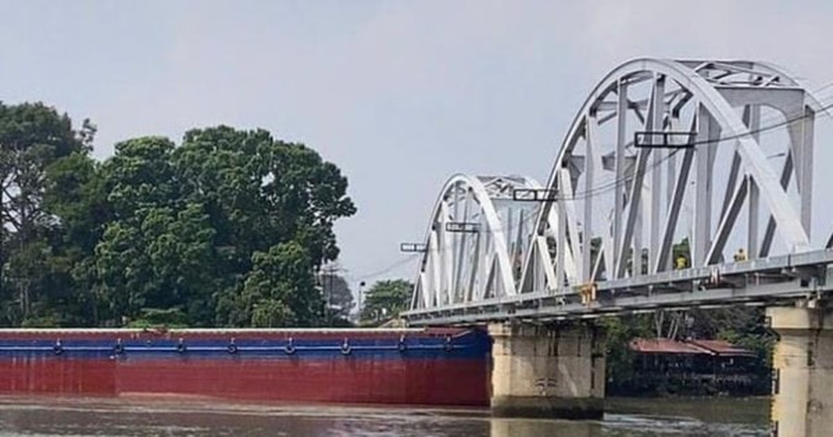 Tàu hàng va vào cầu Ghềnh, 6 người bị thương, đường sắt Bắc – Nam tạm gián đoạn