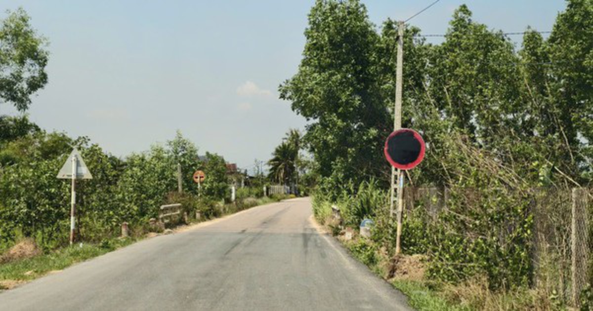 Khó hiểu biển báo tải trọng liên tục bị bôi đen trên tuyến đường phục vụ sân bay Phù Cát