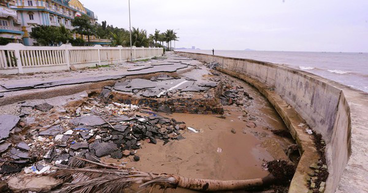 Sắp vào hè, bãi biển nổi tiếng ở Thanh Hóa vẫn ngổn ngang