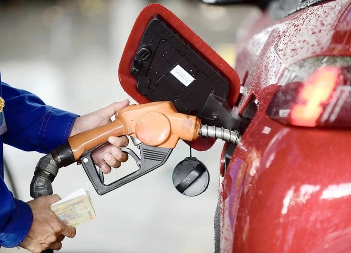 Dầu thô vượt 100 USD/thùng, dự báo giá xăng trong nước tiếp tục tăng