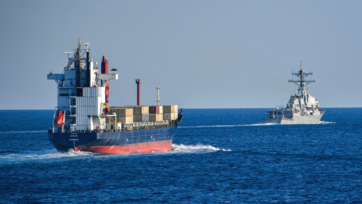 Mỹ có đủ sức hộ tống tàu dầu qua eo biển Hormuz giữa rừng tên lửa, UAV Iran?